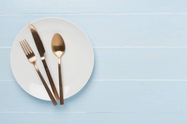 Ahşap arka planda en küçük tablo ayarı, en üst görünüm