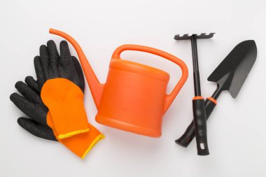 Renk arkaplanı üzerinde turuncu bahçe araçları, üst görünüm
