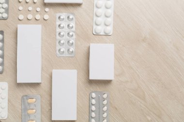 Su toplamada, kutularda ve ahşap arka planda farklı haplar vardı.