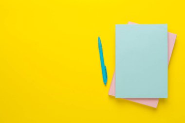 Renk arkaplanı ve üst görünümü üzerine kırtasiye içeren defterler