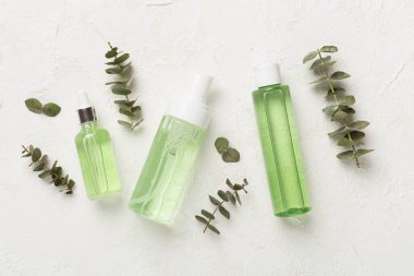 Beton arka planda bitkisel yüz bakım ürünleri, üst görünüm