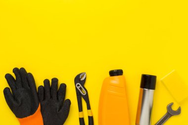 Renk arkaplanı ve üst görünümde araç araçları ve aksesuarlar