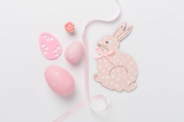 Renkli arka planda yumurtaları olan Paskalya tavşanı.