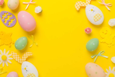 Paskalya yumurtaları ve renk arkaplanı dekorasyonu, üst görünüm