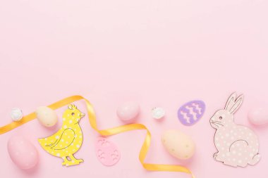 Paskalya yumurtaları ve renk arkaplanı dekorasyonu, üst görünüm