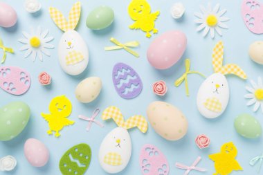 Paskalya yumurtaları ve renk arkaplanı dekorasyonu, üst görünüm