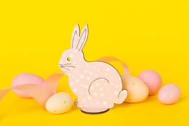 Renkli tavşanlı Paskalya yumurtaları