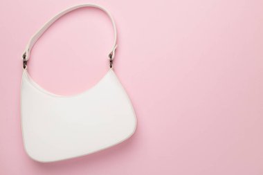 Renkli arka planda moda kadın çantası, üst görünüm