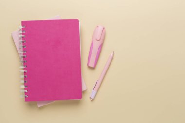 Renk arkaplanı ve üst görünümü üzerine kırtasiye içeren defterler