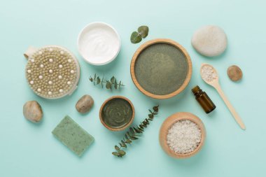 Renkli arka planda kozmetik kil ve spa ürünleri ile kompozisyon, üst görünüm