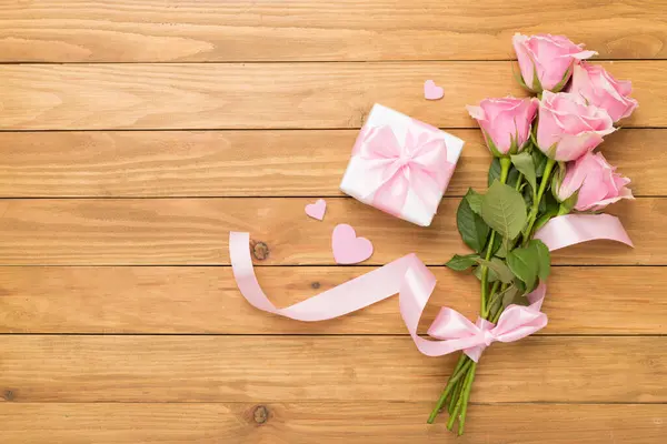 粉色玫瑰 木制背景礼品盒 顶视图 — 图库照片