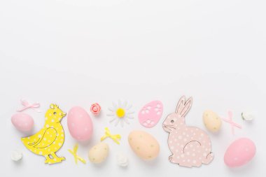 Paskalya yumurtaları ve renk arkaplanı dekorasyonu, üst görünüm