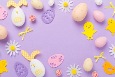 Paskalya yumurtaları ve renk arkaplanı dekorasyonu, üst görünüm