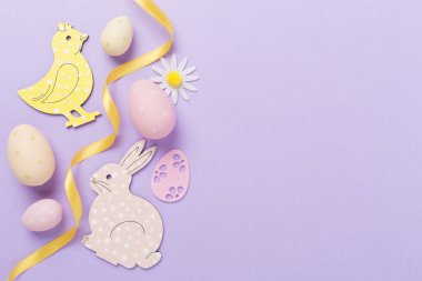 Paskalya yumurtaları ve renk arkaplanı dekorasyonu, üst görünüm