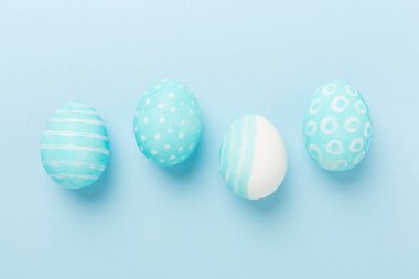 Renkli arka planda mavi paskalya yumurtaları, üst görünüm