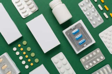 Su toplamada, kutularda ve renk arkaplanında farklı haplar vardı.