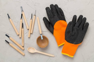 Beton zemin üzerinde marangoz araçları, üst görünüm