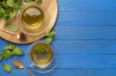 Ahşap arka planda taze nane çayı, üst manzara.