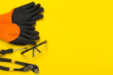 Koruyucu gözlük eldiven etkilidirler ahşap tahta üzerinde