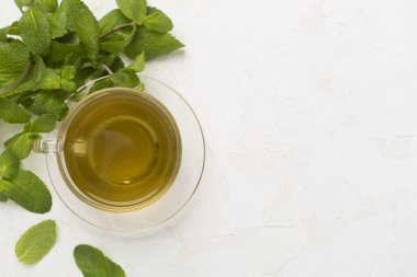 Beton zeminde taze nane çayı, üst manzara.