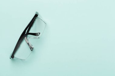 Güvenlik gözlükleri renk arkaplan, üst görünüm