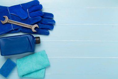 Ahşap arka planda araç gereçleri ve aksesuarlar, üst görünüm