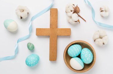 Paskalya yumurtaları beyaz arka planda çapraz görünüyor.