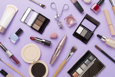 Makyaj ürünleri ve renk arkaplan araçları ile düz uzandı