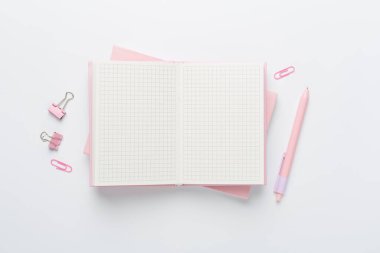 Renk arkaplanı ve üst görünümü üzerine kırtasiye içeren defter