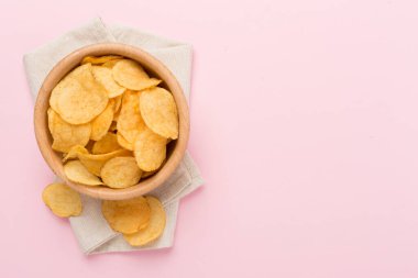 Renkli arka planda iştah açıcı patates cipsi.