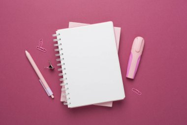 Renk arkaplanı ve üst görünümü üzerine kırtasiye içeren defterler