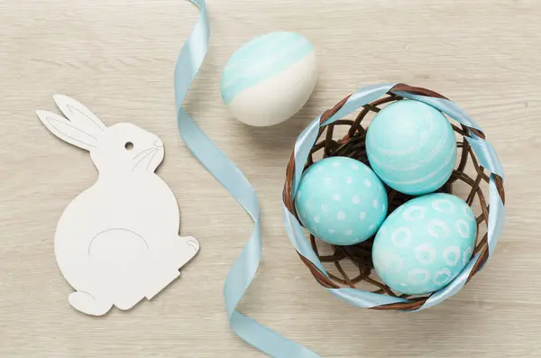 Ahşap Arka Planda Tavşanlı Mavi Paskalya Yumurtaları Telifsiz Stok Imajlar