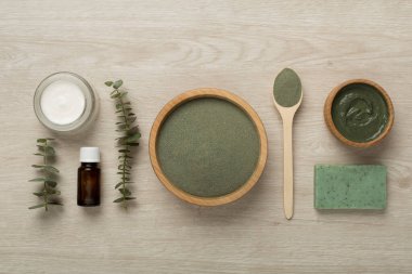Ahşap arka planda kozmetik kil ve spa ürünleri ile kompozisyon, üst görünüm