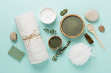 Renkli arka planda kozmetik kil ve spa ürünleri ile kompozisyon, üst görünüm