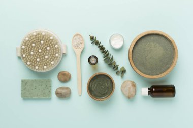 Renkli arka planda kozmetik kil ve spa ürünleri ile kompozisyon, üst görünüm