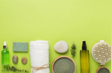 Renkli arka planda kozmetik kil ve spa ürünleri ile kompozisyon, üst görünüm