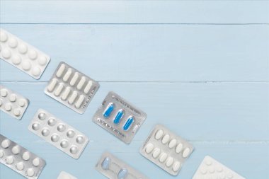 Kabarcık ambalajlı haplar ahşap arka planda, üst manzara