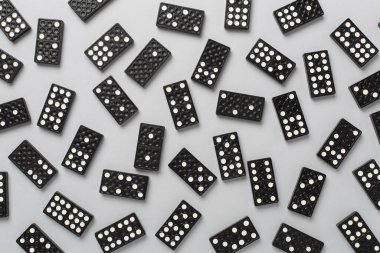 Renk arkaplan üzerinde siyah domino taşları, üst görünüm