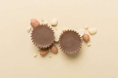 Renkli fındık ezmeli, çikolatalı fındık ezmeli fincanlar.