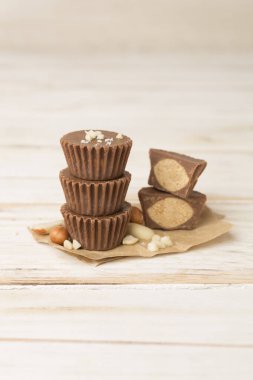 Ahşap masada lezzetli çikolata fıstık ezmesi bardak