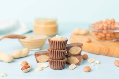 Ahşap masada lezzetli çikolata fıstık ezmesi bardak