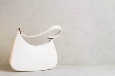 Renkli arka planda moda kadın çantası