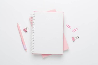 Renk arkaplanı ve üst görünümü üzerine kırtasiye içeren defterler