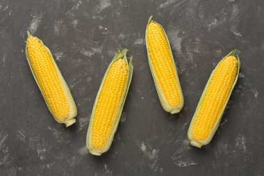 Beton zemin üzerinde taze mısır, üst görünüm
