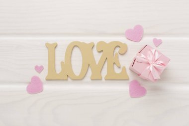 Sevgililer Günü kompozisyonu, ahşap arka planda hediyeler, üst manzara..