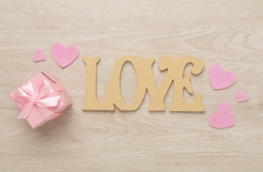 Sevgililer Günü kompozisyonu, ahşap arka planda hediyeler, üst manzara..