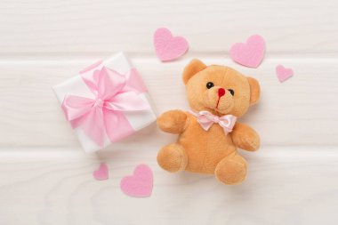 Sevgililer Günü kompozisyonu, ahşap arka planda hediyeler, üst manzara..