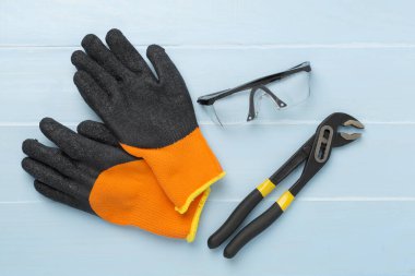 Ahşap zemin üzerinde inşaat ekipmanları, üst görünüm