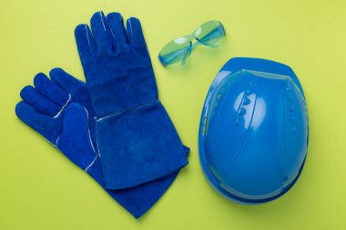 Renk arkaplan üzerinde mavi inşaat ekipmanı, üst görünüm