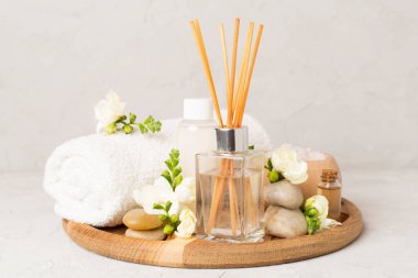 Beton zemin üzerinde frezya çiçeği ve aroma ayırıcı içeren spa bileşimi